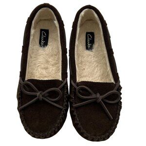 Clarks NEW Womens 9M Cocoa Brown Suede Moccasin Slippers Faux Fur Comfy Stylish
